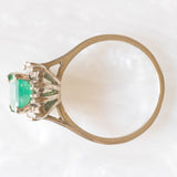Anello a margherita vintage in oro bianco 14K con smeraldo (1.70ct ca.) e diamanti (0.28ctw ca.), anni ‘70