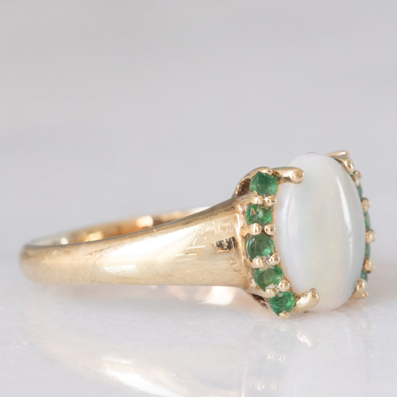 Anello vintage in oro giallo 8K con opale (0.90ct ca.) e smeraldi (0.10ctw ca.), anni ‘80