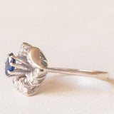 Vintage 18K white gold flower ring with sapphire (0.50ct approx.) and diamonds (0.24ctw approx.), 80s