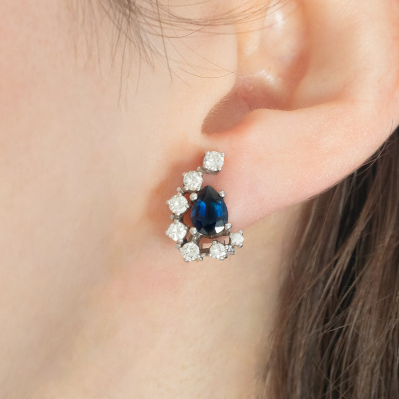 Orecchini vintage in oro bianco 14K con zaffiri di taglio a goccia (1.50ctw ca.) e diamanti di taglio brillante (0.74ctw ca.), anni ‘80