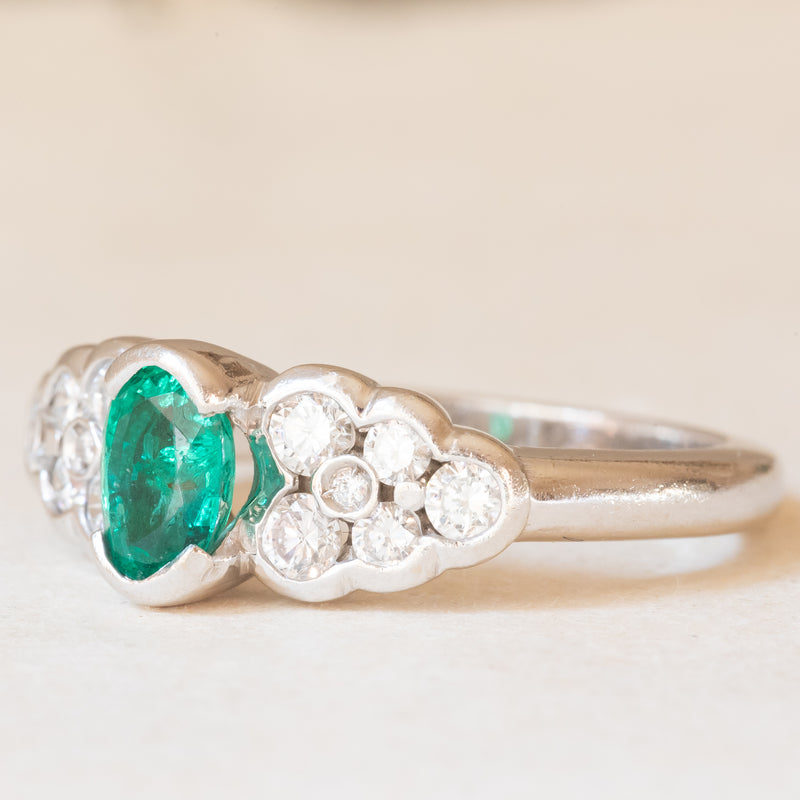 Anello vintage in oro bianco 18K con smeraldo (0.50ct ca.) e diamanti di taglio brillante (0.50ctw ca.)