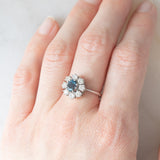 Anello a margherita vintage in oro bianco 14K con zaffiro (0.75ct ca.) e diamanti di taglio brillante (0.64ctw ca.), anni ‘60/‘70
