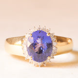 Anello a margherita con fascia in oro giallo 14K con tanzanite (2.50ct ca.) e diamanti (0.22ctw ca.), anni ‘70/‘80