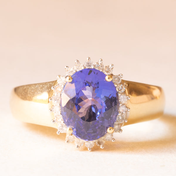 Anello a margherita con fascia in oro giallo 14K con tanzanite (2.50ct ca.) e diamanti (0.22ctw ca.), anni ‘70/‘80