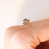 Anello a margherita vintage in oro giallo 9K con zaffiro (0.40ct ca.) e diamanti (0.06ctw ca.), anno 1987