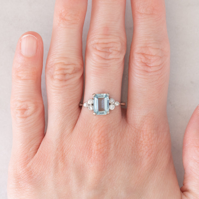 Anello vintage in platino con acquamarina (1.40ct ca.) e diamanti (0.18ctw ca.), anni ‘70