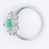 Anello a margherita vintage in platino con smeraldo di taglio a goccia (1.05ct) e diamanti di taglio brillante (1ctw), anni ‘80