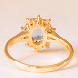 Vintage-Gänseblümchenring aus 18-karätigem Gelbgold mit blauem Topas (ca. 0.80 ct) und Diamanten im Brillantschliff (ca. 0.50 ctw), 70er Jahre