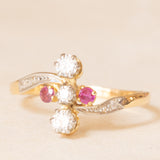 🌷 Jugendstil-Doppeltrilogie aus 18 Karat Gelbgold und Platin mit synthetischen Rubinen (ca. 0.25 ctw) und alten Diamanten im europäischen Schliff (ca. 0.35 ctw), 20er Jahre