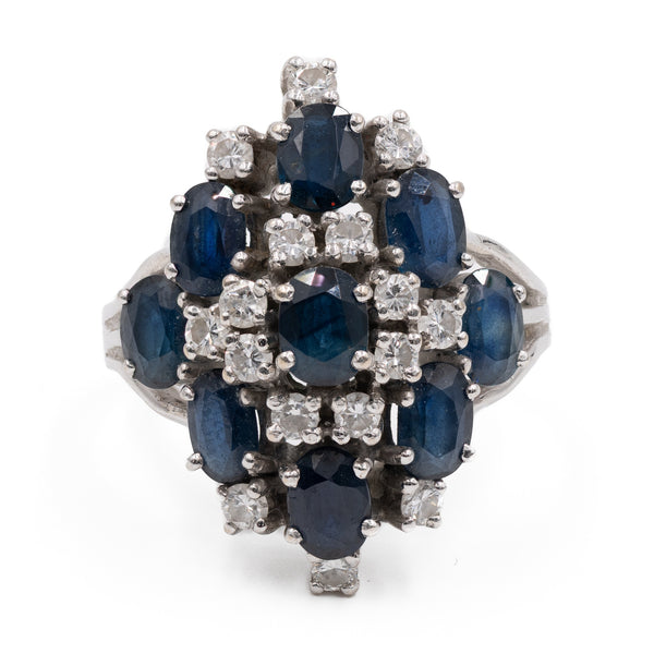 Anello vintage in oro bianco 14K con zaffiri (2.50ctw ca.) e diamanti (0.48ctw ca.), anni '60