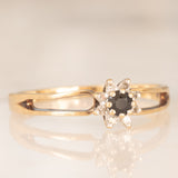 Anello a margherita in oro giallo 9K con zaffiro (0.08ct ca.) e diamanti (0.06ctw ca.), anni ‘70/‘80