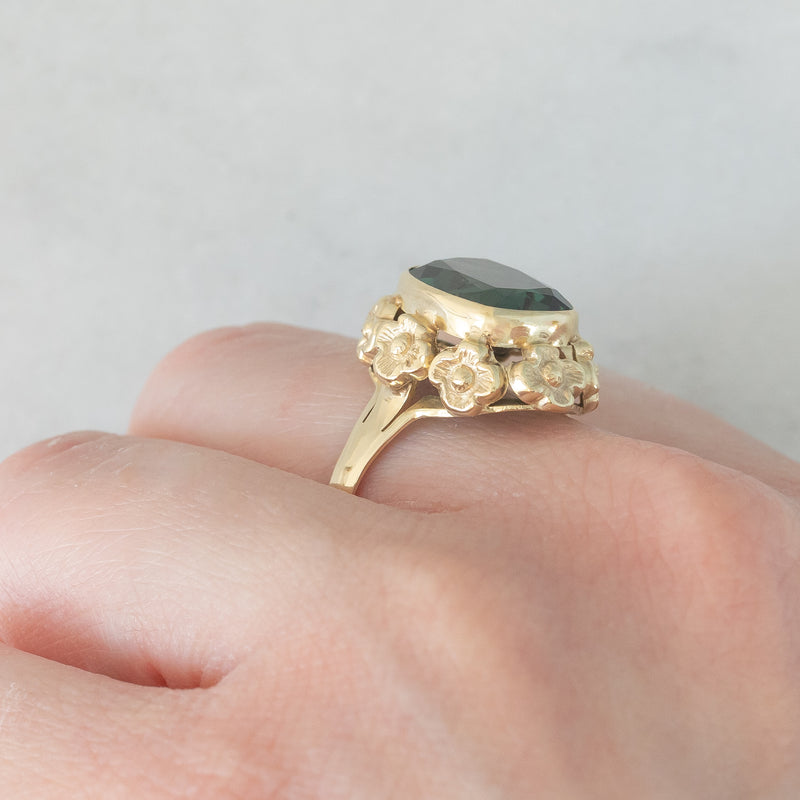 Anello da cocktail vintage in oro giallo 8K con spinello verde (3.80ct ca.), anni ‘70