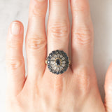 Anello a margherita vintage in stile antico in oro giallo 18K e argento con zaffiri (1ctw ca.) e diamanti di taglio rosetta (0.12ctw ca.), anni ‘60/‘70