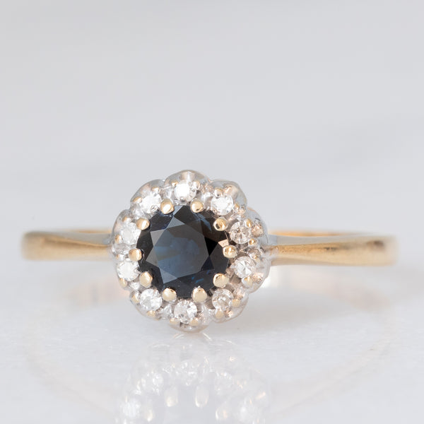 Anello a margherita vintage in oro giallo e bianco 9K con zaffiro (0.30ct ca.) e diamanti (0.10ctw ca.), anni ‘80