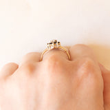 Vintage-Gänseblümchenring aus 9-karätigem Gelbgold mit Opal (ca. 0.22 ct) und Saphiren (ca. 0.30 ctw), Jahr 1986