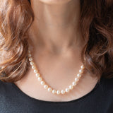 Collana vintage con filo di perle e con chiusura in oro giallo 18K, anni ‘60/‘70