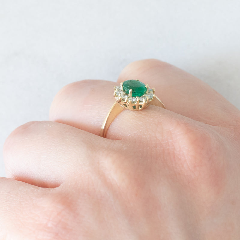 Anello a margherita vintage in oro giallo 18K e 14K con smeraldo (0.60ct ca.) e diamanti di taglio brillante (0.30ctw ca.), anni ‘70/‘80