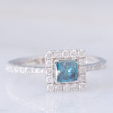 Anello a margherita vintage in oro bianco 18K con diamante blu (0.54ct) e diamanti bianchi (0.40ctw)