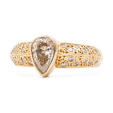 ANELLO IN ORO GIALLO 18K CON DIAMANTE CENTRALE FANCY BROWN A GOCCIA (0.82CT) E DIAMANTI (0.14CTW), ANNI ‘80/‘90