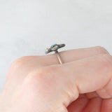 Anel antigo em forma de flor, em ouro amarelo 14K e prata, com turquesa e diamantes lapidados em rosa (aproximadamente 0.50 ct), final do século XIX.