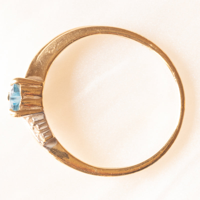Anello vintage in oro giallo 9K con spinello azzurro sintetico di taglio a cuore (0.50ct ca.) e diamanti (0.03ctw ca.), anni ‘80/‘90