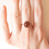 Vintage-Gänseblümchen-Ring aus 9-karätigem Gelbgold mit Granaten (ca. 1 Karat), 70er Jahre