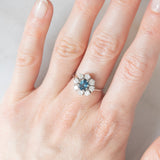 Anello a margherita vintage in oro bianco 14K con zaffiro (0.75ct ca.) e diamanti di taglio brillante (0.64ctw ca.), anni ‘60/‘70