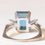 Ring aus 18-karätigem Weißgold mit blauem Topas (ca. 7 ct) und Diamanten im Marquise-Schliff (ca. 0.60 ctw), ca. 80er/90er Jahre.