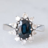 Gänseblümchenring aus 14 Karat Weißgold mit Saphir (ca. 1.50 ct) und Diamanten im Brillantschliff (ca. 0.60 ctw), 70er Jahre