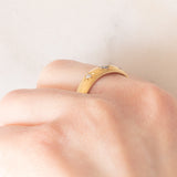 Anello gypsy vintage in oro giallo 14K con zaffiro (0.10ct ca.) e diamanti di taglio rosetta (0.04ctw ca.), anni ‘40/‘50