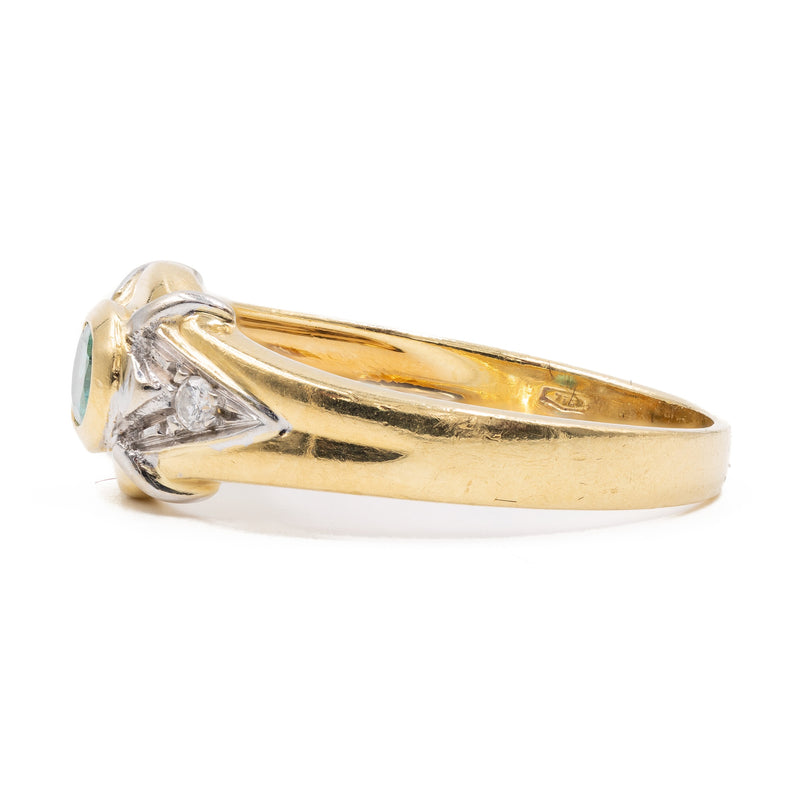 Anello vintage in oro giallo 18K con smeraldo (0.20ct ca.) e diamanti di taglio brillante, anni ‘70