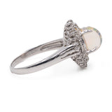 Bague vintage en platine en forme de marguerite avec opale (1,22 ct) et diamants (0,38 ct au total)