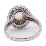 Bague vintage en platine en forme de marguerite avec opale (1,22 ct) et diamants (0,38 ct au total)