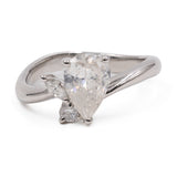 Anello vintage in platino con diamante a goccia (1,01ct) e due diamanti (0,17ctw)