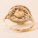 Antiker Gänseblümchenring aus 14 Karat Gelbgold und Silber mit zentralem Diamanten im Rose-Coroné-Schliff (ca. 0.60 ct) und seitlichen Diamanten im Rosettenschliff, Ende des 800./Anfang des 900. Jahrhunderts