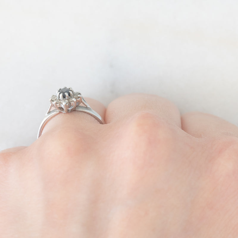 Anello a margherita vintage in platino con zaffiro (0.45ct ca.) e diamanti (0.14ctw ca.), anno 2006