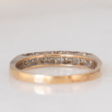 Anello vintage in oro giallo 9K con diamanti (0.10ctw ca.) e scritta traforata “MUM”, anni ‘80/‘90