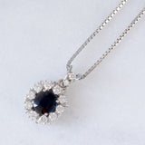 Collier vintage con ciondolo a margherita in oro bianco 14K con zaffiro (1.70ct ca.) e diamanti di taglio brillante (1.10ctw ca.), anni ‘70/‘80