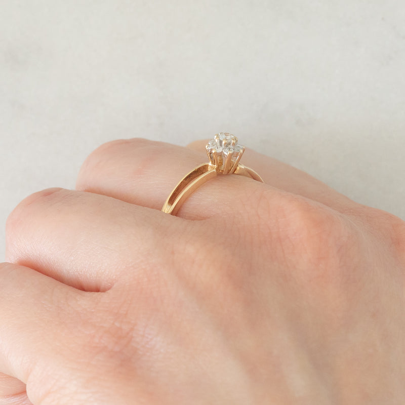 Anello a margherita in oro giallo 9K con diamanti (0.20ctw ca.), anno 1975