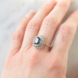 Anello a margherita vintage in oro bianco 14K con zaffiro (2ct ca.) e diamanti (0.54ctw ca.), anni ‘70/‘80