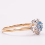 Anello a margherita vintage in oro giallo 9K con topazio azzurro (0.45ct ca.) e diamanti (0.14ctw ca.), anni ‘90