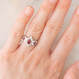 Anello a fiore vintage in platino con rubini (0.63ctw) e diamanti (0.85ctw), anni ‘90/anno ‘2000