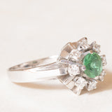 Vintage 14K white gold daisy ring with green tourmaline (0.70ct approx.) and brilliant cut diamonds (0.50ctw approx.), 70s