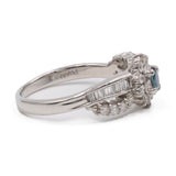 “Smeraldo di giorno, rubino di notte” - Anello a margherita vintage in platino con alessandrite e diamanti, anni ‘80/‘90