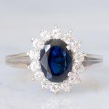 Anello a margherita in oro bianco 18K con zaffiro (1.30ct ca.) e diamanti di taglio brillante (0.44ctw ca.), anni ‘70
