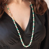 Collana vintage con filo di perle bianche e sfere di crisoprasio e con chiusura in oro bianco 8K con perla bianca, anni ‘70