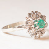 Vintage-Gänseblümchenring aus 14-karätigem Weißgold mit Smaragd (ca. 0.25 ct) und Diamanten (ca. 0.04 ctw), 70er Jahre