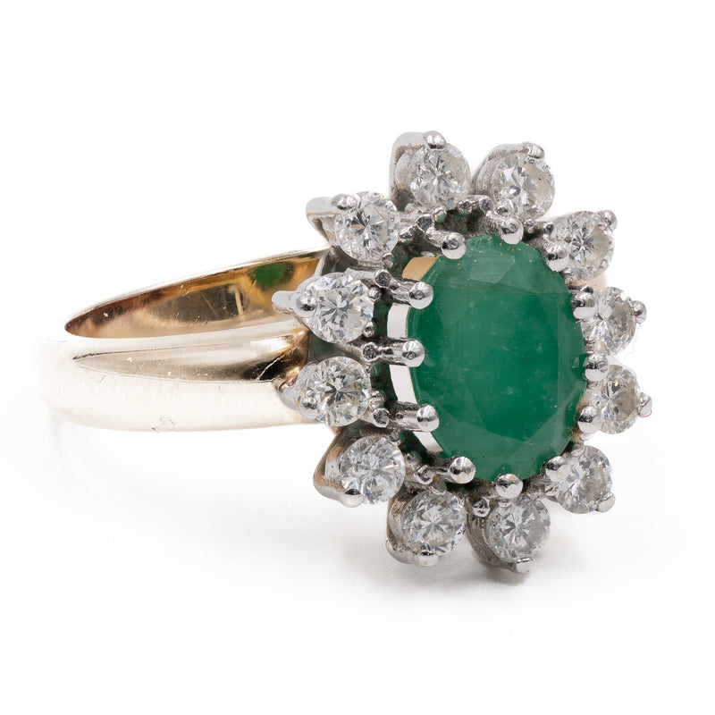 Anello vintage a margherita in oro giallo e bianco 14K con smeraldo (1.75ct ca.) e diamanti di taglio brillante (0.72ctw ca.), anni '70