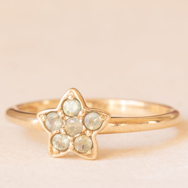 Anello vintage a forma di stella in oro giallo 9K con spinelli sintetici verdi (0.10ctw ca.), anno 2005