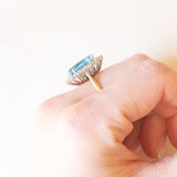 Винтажное кольцо из желтого и белого золота 9 карат с ромашкой, голубым топазом (около 7.50 карата) и бриллиантами классической огранки (около 0.96 карата), 1998 г.